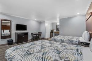 Deluxe Suite room in Motel 6 Carlsbad Ca- North