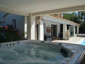 Maisons de vacances Lavish holiday home in Vidauban with bubble bath : photos des chambres