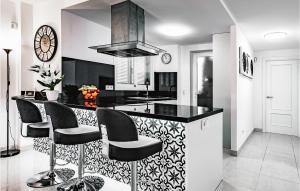 2 Bedroom Cozy Apartment In Cala Bona