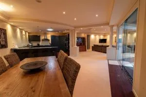 Large luxury apartment located right in town - Oruanui