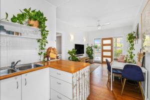 Beach Pad close to Airport and Iconic Kirra Beach