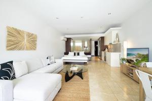 Luxury Resort Studio with Pool - Footsteps to Beach