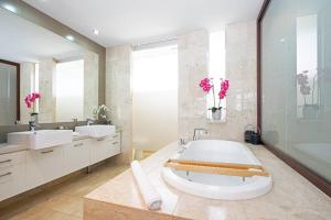 Luxury Resort Studio with Pool - Footsteps to Beach