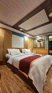 Private Houseboat