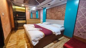 Private Houseboat