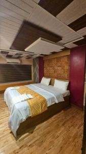 Private Houseboat