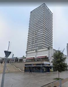 Sejours chez l'habitant Chambre spacieuse et confortable Il y a un ascenseur : photos des chambres