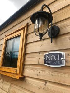 No 1 Hut Lane, a cosy Hut, heating, HOT TUB and a magnificent view for 2