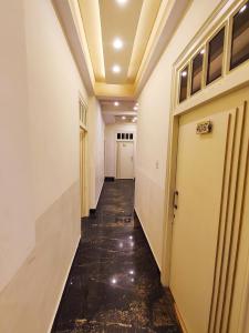 Bhagyashree Guest House 2 KM to Vishwanath Temple, Ganga Ghat Parking Available
