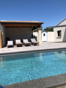 Maisons de vacances Charmante villa avec piscine privee : photos des chambres