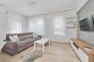 Spacious & Elegant Family Apartment with Parking Space & AC in Wroclaw by Renters