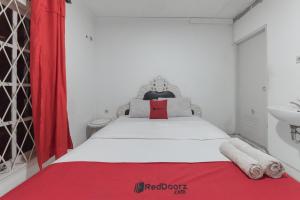 RedDoorz near Terminal Pasir Hayam Cianjur