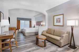 King Room with Mobility/Hearing Impaired Access - Non-Smoking room in Ramada by Wyndham Bakersfield
