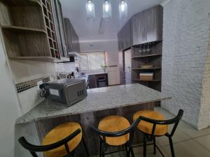 11 Debonair Self Catering Apartment