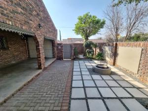 11 Debonair Self Catering Apartment