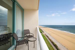 Queen Room with Two Queen Beds and Bath Tub - Oceanfront - Floor 6-10 room in Hampton Inn Virginia Beach-Oceanfront South