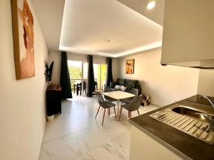 Precioso y nuevo apartamento de 1 habitación en Mareverde