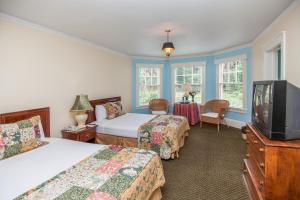 Suite with Two Double Beds room in Lakeside Inn on Lake Dora