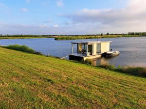 AquaHome - NP de Biesbosch - Bijzonder overnachten op een houseboat!