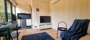 Puhkemaja metsa sees