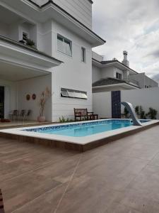 Casa com piscina na Praia dos Ingleses em Florianopolis - 5 dormitórios