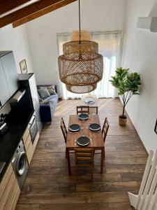 Maisonnette avec petite forêt