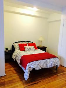 Stylish Montreal Apartment: Comfortable Stay in the Golden Square Mile