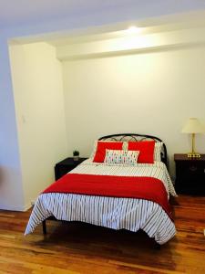 Stylish Montreal Apartment: Comfortable Stay in the Golden Square Mile
