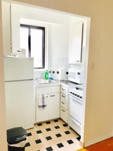 Stylish Montreal Apartment: Comfortable Stay in the Golden Square Mile