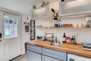 TINY ART HOUSE near the beat