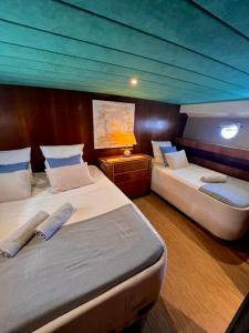 Bateaux-hotels Nuit insolite a bord du Yacht Cyos : Chambre Lit Queen-Size - Vue sur Mer