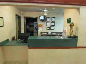 Western Inn & Suites Hampton