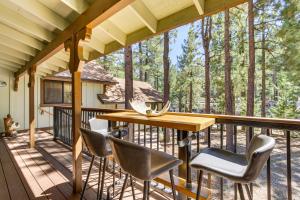 Central Big Bear Lake Retreat with Private Hot Tub!