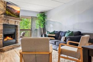 VIEWS & FIREPLACE - Minutes to Gburg and Ober - Condo