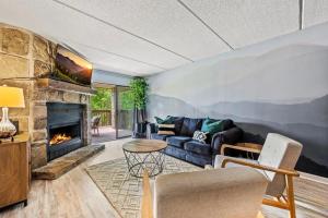 VIEWS & FIREPLACE - Minutes to Gburg and Ober - Condo