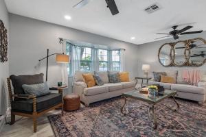 Clearwater 2 story pool home mins from the beach