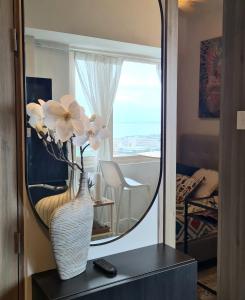 Cozy Comfy Suite 2BR w Balcony - Amazing Manila Bay View and City Skyline near MOA