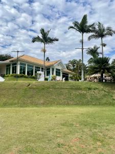 Casa de campo, com quadra de Beach Tennis, Volei e Fut Volei próxima a SP!!