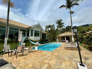 Casa de campo, com quadra de Beach Tennis, Volei e Fut Volei próxima a SP!!