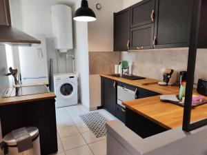 LE PETIT ANGLE APPARTEMENT 2 Pièces, plein centre ville, près de la gare jusquà 4 personnes