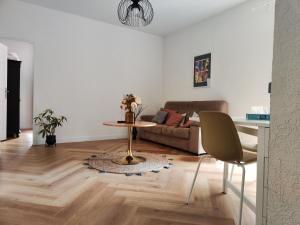 LE PETIT ANGLE APPARTEMENT 2 Pièces, plein centre ville, près de la gare jusquà 4 personnes