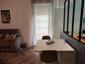 LE PETIT ANGLE APPARTEMENT 2 Pièces, plein centre ville, près de la gare jusquà 4 personnes