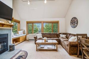Comfortable Highridge C7 One Bedroom Plus Loft with Fireplace and Hot Tub Access