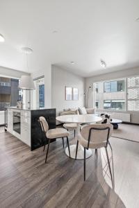 Cozy Lux 2BR & 2BA City Center with Free Parking