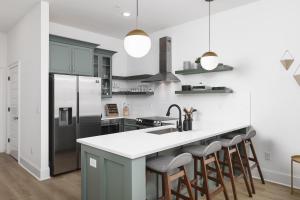Luxury Design Condo, Close to Downtown Broadway & Coffee