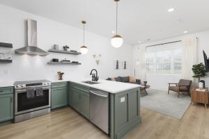 Luxury Design Condo, Close to Downtown Broadway & Coffee