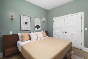 Luxury Design Condo, Close to Downtown Broadway & Coffee