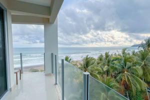 Luxury beach condo, stunning sunset & ocean view