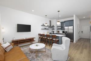 Chic 5 Bed, 2 Bedroom Free Parking - 3 miles to Broadway