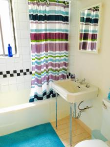 Stylish Montreal Apartment: Comfortable Stay in the Golden Square Mile